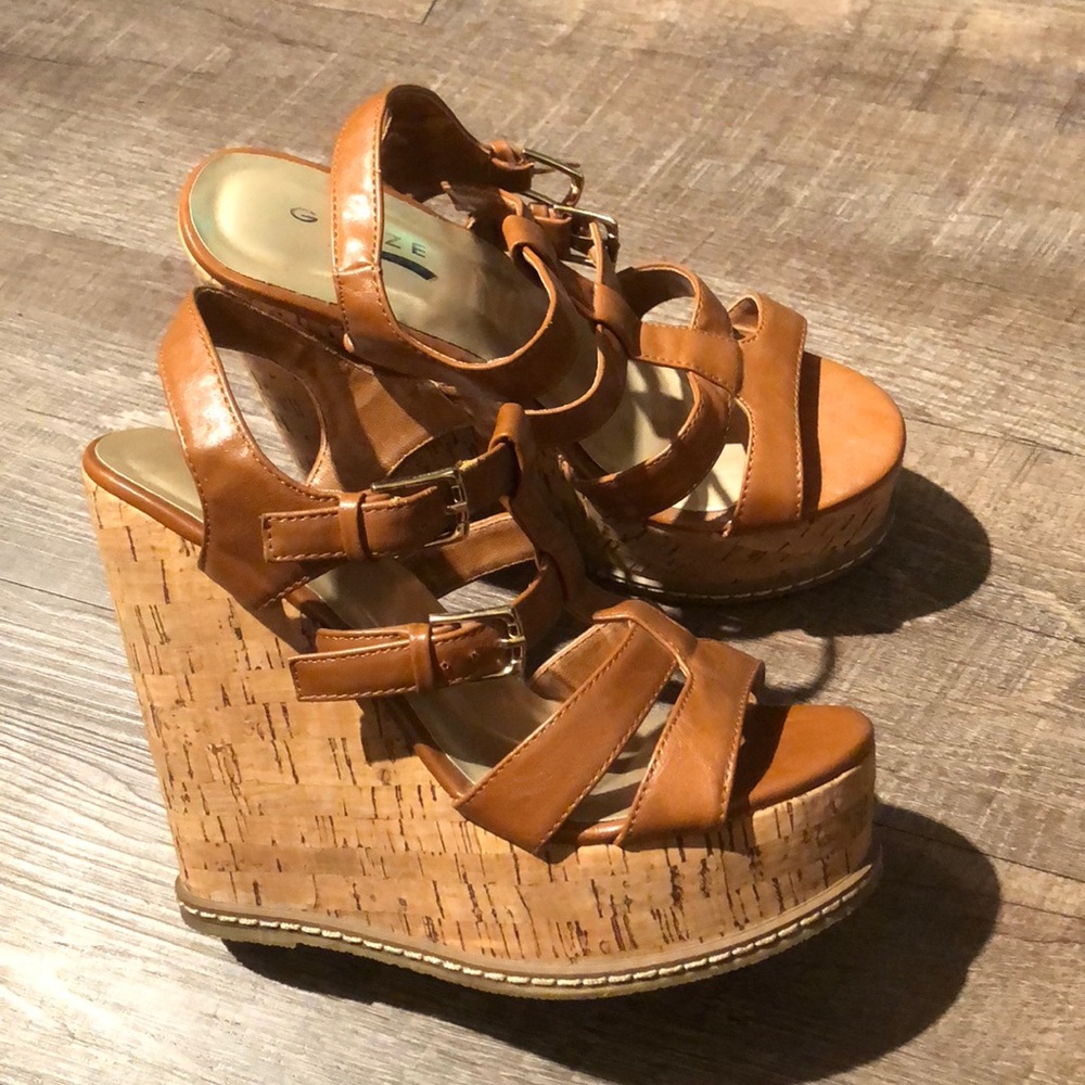 Glaze tan platform wedges w/gold buckle 5” size7